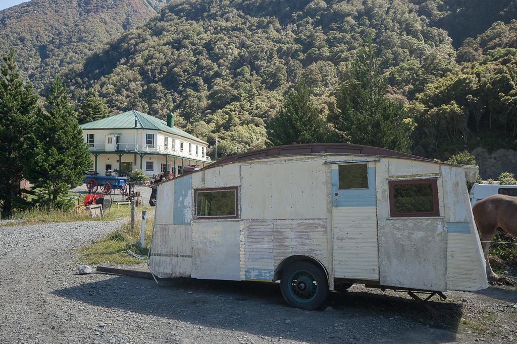 Otira Stagecoach Hotel Екстер'єр фото